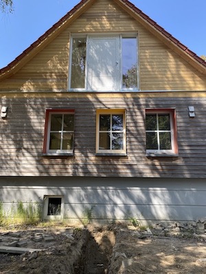 Kita umgebauter Giebel am rechten Flügel für Anbau der Fluchttreppe